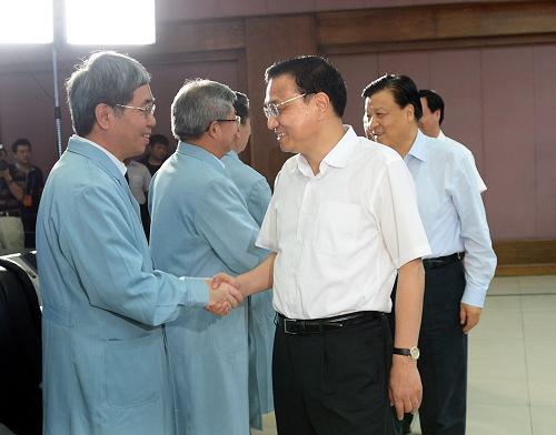 6月11日,中共中央政治局常委、國務院總理李克強,中共中央政治局常委、中央書記處書記劉云山在北京航天飛行控制中心觀看神舟十號飛船發(fā)射實況。這是神舟十號飛船發(fā)射成功后,李克強、劉云山與北京航天飛行控制中心的工作人員握手交談。新華社記者 李濤 攝