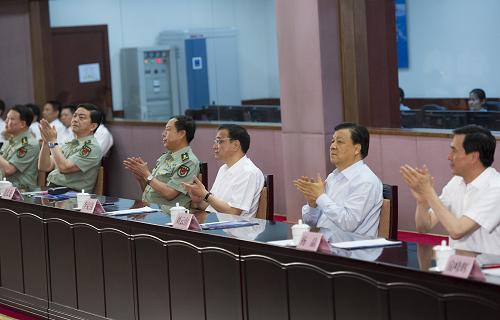 6月11日,中共中央政治局常委、國務院總理李克強,中共中央政治局常委、中央書記處書記劉云山在北京航天飛行控制中心觀看神舟十號飛船發(fā)射實況。新華社記者 黃敬文 攝