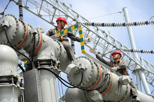 6月11日,國家電網(wǎng)湖北送變電公司的技術(shù)人員在武漢市柏泉500千伏變電站內(nèi)對電氣設(shè)備進(jìn)行維護(hù)施工。湖北省首座500千伏智能化變電站——武漢市柏泉500千伏變電站于2012年6月底開始進(jìn)行電氣設(shè)備安裝,目前進(jìn)入最后的施工階段,預(yù)計將于6月29日送電運(yùn)行。柏泉500千伏變電站建成后將有助于提高全省電網(wǎng)運(yùn)行的安全性和穩(wěn)定性。新華社記者 郝同前 攝
