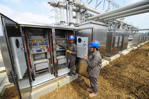 6月11日,國家電網(wǎng)湖北送變電公司的技術(shù)人員在武漢市柏泉500千伏變電站內(nèi)對電氣設(shè)備進(jìn)行調(diào)試。新華社記者 郝同前 攝