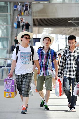 6月12日,幾位來銀旅游的旅客在寧夏銀川火車站進(jìn)站上車。新華社記者 彭昭之 攝