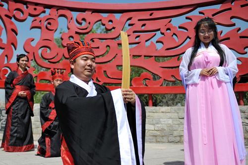 6月12日,在蘭州黃河岸邊端午活動現(xiàn)場,漢文化愛好者姚遠(前左)在主祭古禮祭祀屈原儀式。新華社記者 陳斌 攝