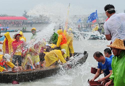 6月12日,參加閩臺對渡文化節(jié)暨蚶江海上潑水節(jié)的民眾在雨中潑水鬧端午。當日,第七屆閩臺對渡文化節(jié)暨蚶江海上潑水節(jié)在福建石獅舉行。閩臺兩岸民眾參加了海上潑水、海上捉鴨、兩岸龍舟賽等精彩紛呈的活動。新華社記者 林善傳 攝