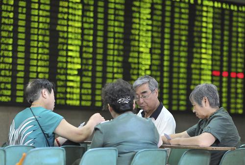 6月13日,幾名股民在南京一證券營業(yè)部內(nèi)打牌消遣。