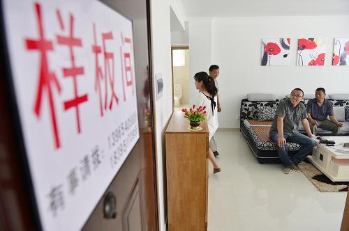 興慶區(qū)滿春村農(nóng)民在滿春三期康居安置A區(qū)樣板間參觀(6月7日攝)。新華社記者 王鵬攝