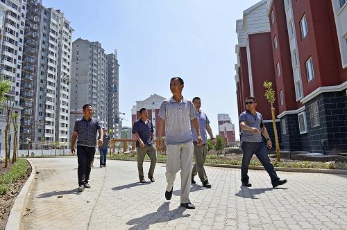興慶區(qū)滿春村農(nóng)民在滿春三期康居安置A區(qū)參觀(6月7日攝)。新華社記者 王鵬攝