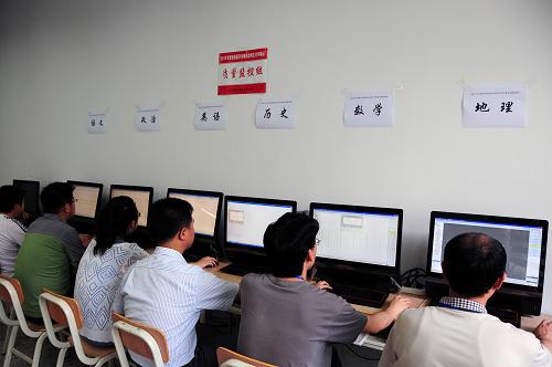 6月13日,在西北師范大學(xué)評卷點,各學(xué)科評卷審核人員在電腦前監(jiān)控評卷質(zhì)量及進度。新華社記者 范培珅 攝