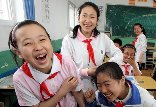 上海市澄衷初級中學(xué)學(xué)生們課間歡快地游戲(6月6日攝)。近年來,上海外來務(wù)工人員隨遷子女?dāng)?shù)量呈逐年上升趨勢,據(jù)上海市教育局統(tǒng)計(jì),隨遷子女在上海享受義務(wù)教育人數(shù)已經(jīng)達(dá)到53萬人。位于上海虹口區(qū)提籃橋街道的上海市澄衷初級中學(xué),外來務(wù)工人員隨遷子女就讀比例從2008年的43%遞增至2013年的60%。新華社記者 張明 攝