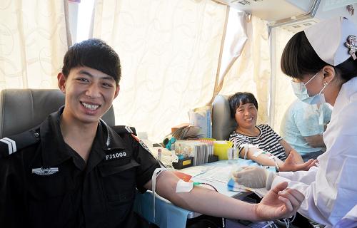 6月14日,在河北省邯鄲市博物館廣場,市民無償獻(xiàn)血。新華社發(fā)(郝群英 攝)