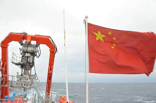 6月14日,“蛟龍”號(hào)載人潛水器隨母船“向陽紅09”駛往錨地。新華社記者 張旭東 攝