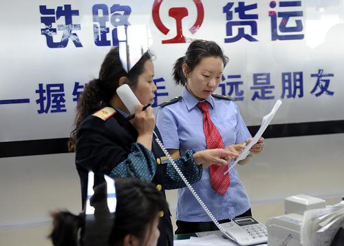 6月15日,拉薩火車西站工作人員在辦理業(yè)務。當日,中國鐵路總公司正式實施貨運組織改革,推動鐵路貨運全面走向市場,實現(xiàn)鐵路貨運加快向現(xiàn)代物流轉(zhuǎn)變。據(jù)中國鐵路總公司運輸局負責人介紹,這次鐵路貨運組織改革主要有四方面重大變化:一是改革貨運受理方式;二是改革運輸組織方式;三是清理規(guī)范貨運收費;四是大力發(fā)展鐵路“門到門”全程物流服務。構(gòu)建“門到門”接取送達網(wǎng)絡,實行“門到門”全程“一口價”收費。新華社記者 覺果 攝