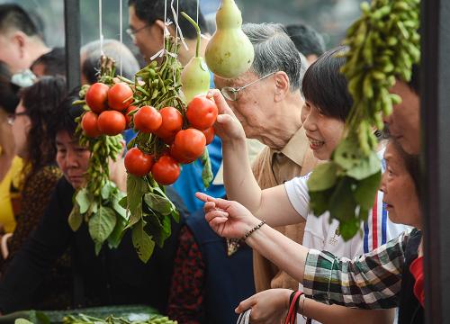 6月15日,杭州市民在臨安優(yōu)質(zhì)農(nóng)產(chǎn)品推介現(xiàn)場選購生態(tài)綠色蔬菜。當(dāng)日,浙江省臨安市農(nóng)業(yè)部門組織30多家農(nóng)業(yè)龍頭企業(yè)、家庭農(nóng)場、農(nóng)民專業(yè)合作社,帶著綠色蔬菜、水果、茶葉、筍干、山核桃等原生態(tài)山貨來到杭州市區(qū),舉行優(yōu)質(zhì)生態(tài)農(nóng)產(chǎn)品推介活動(dòng),零距離面對(duì)杭州市民,為山區(qū)拓展農(nóng)產(chǎn)品市場。浙江省臨安市地處浙西山區(qū),森林覆蓋率達(dá)到76%,已經(jīng)建成省級(jí)無公害農(nóng)產(chǎn)品基地89個(gè),有114個(gè)農(nóng)產(chǎn)品獲得有機(jī)、綠色和無公害認(rèn)證,每年有25萬噸優(yōu)質(zhì)生態(tài)農(nóng)產(chǎn)品銷往上海、杭州。新華社記者 徐昱攝