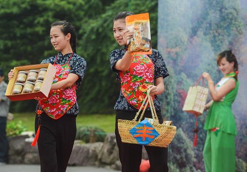 6月15日,臨安優(yōu)質(zhì)農(nóng)產(chǎn)品推介現(xiàn)場工作人員在展示筍干、山核桃等“山貨”。新華社記者 徐昱攝