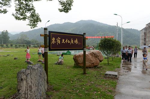 這是靖安縣高湖鎮(zhèn)西頭村農(nóng)宿文化廣場(chǎng)(6月15日攝)。新華社記者 宋振平攝