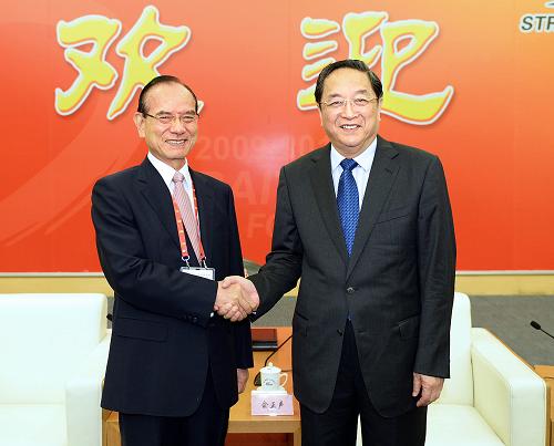 6月15日,中共中央政治局常委、全國政協(xié)主席俞正聲在廈門海峽會(huì)議中心會(huì)見出席第五屆海峽論壇的兩岸各界人士。這是俞正聲與中國國民黨副主席林豐正握手。新華社記者李濤攝