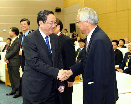 6月15日,中共中央政治局常委、全國政協(xié)主席俞正聲在廈門海峽會(huì)議中心會(huì)見出席第五屆海峽論壇的兩岸各界人士。 新華社記者李濤攝