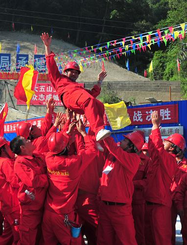 6月16日,施工人員慶祝牛欄江-滇池補(bǔ)水工程輸水線路全線貫通。新華社記者 秦晴 攝