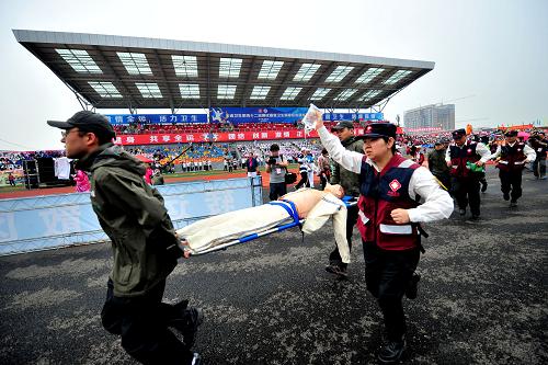 6月16日,參加衛(wèi)生保障應急演練的相關人員在“轉移傷員”。新華社發(fā)(張文魁 攝)