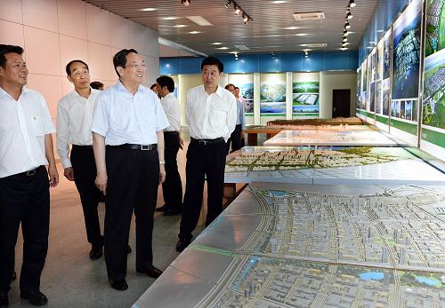 6月14日至16日,中共中央政治局常委、全國政協(xié)主席俞正聲在福建調(diào)研。這是6月14日,俞正聲在平潭綜合實驗區(qū)規(guī)劃館了解實驗區(qū)建設(shè)總體規(guī)劃。新華社記者 李濤 攝