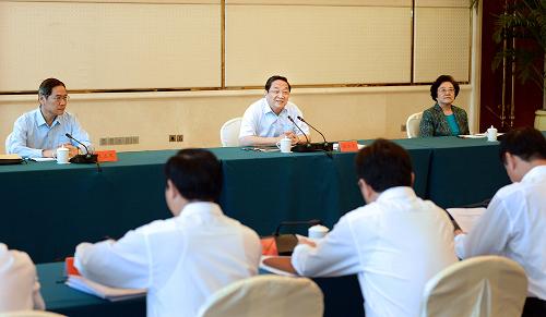 6月14日至16日,中共中央政治局常委、全國政協(xié)主席俞正聲在福建調(diào)研。這是6月15日,俞正聲主持召開深化對臺經(jīng)貿(mào)交流與合作座談會并講話。新華社記者 李濤 攝