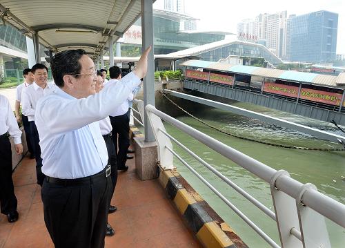 6月14日至16日,中共中央政治局常委、全國政協(xié)主席俞正聲在福建調(diào)研。這是6月16日,俞正聲在廈門國際郵輪中心暨廈金客運(yùn)碼頭向客輪上的乘客揮手問好。新華社記者 李濤 攝