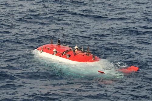 6月17日,“蛟龍”號(hào)載人潛水器浮出水面。新華社記者 張旭東 攝