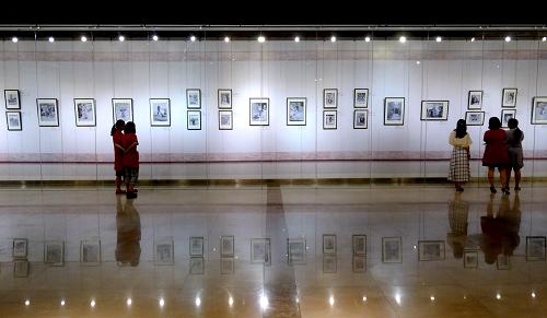 6月18日,觀眾在首都圖書館參觀展覽。新華社記者 李欣 攝