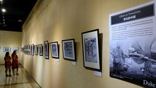 6月18日,觀眾在首都圖書館參觀展覽。新華社記者 李欣 攝