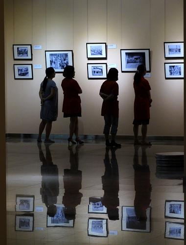 6月18日,觀眾在首都圖書館參觀展覽。新華社記者 李欣 攝