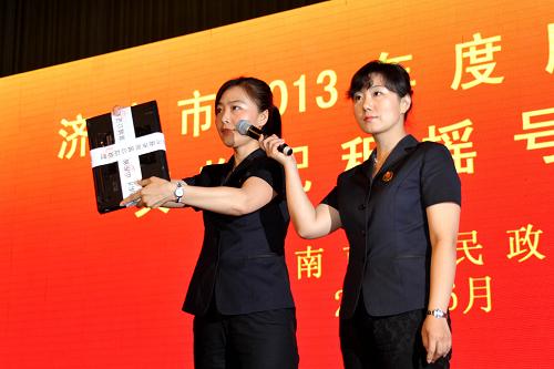 6月18日,在濟南市2013年廉租房配租搖號前,公證人員展示經過公證并封存的搖號用電腦,并現(xiàn)場拆封啟用。當日,濟南市面向群眾公開舉行2013年廉租房配租搖號。在山東劇院,市民參與和見證搖號過程,同時當?shù)仉娨暶襟w還進行全程直播。今年參加濟南市廉租房搖號的共有1800戶家庭,搖號確定的選房排序結果由公證人員現(xiàn)場確認、公證并宣布。新華社記者 徐速繪 攝