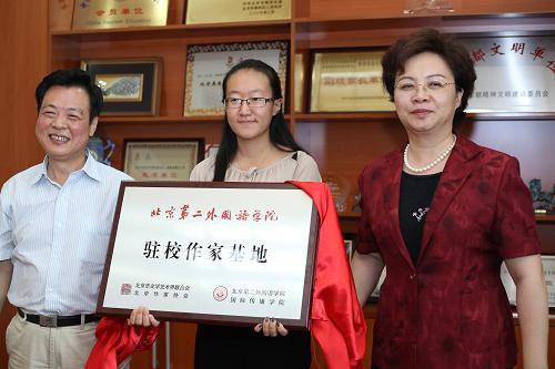 6月18,在北京第二外國(guó)語(yǔ)學(xué)院,北京文聯(lián)黨組副書(shū)記、北京作協(xié)分黨組書(shū)記程惠民(右一)與北二外校長(zhǎng)周烈(左一)為“駐校作家基地”揭牌。當(dāng)日,北京市文聯(lián)北京作家協(xié)會(huì)與北京第二外國(guó)語(yǔ)學(xué)院在該校舉行“駐校作家基地”揭牌儀式。“駐校作家基地”由北京作協(xié)和高校聯(lián)合建立,通過(guò)作家走進(jìn)校園舉辦學(xué)術(shù)講座、文化沙龍的形式,形成作家和學(xué)生間的良好互動(dòng),從而達(dá)到教學(xué)相長(zhǎng)的目的。據(jù)悉,北京第二外國(guó)語(yǔ)學(xué)院的駐校作家基地是北京作協(xié)駐校作家制度的一個(gè)開(kāi)端,今后還將逐步向其他高校和行業(yè)推廣。新華社發(fā)(潘思危攝)