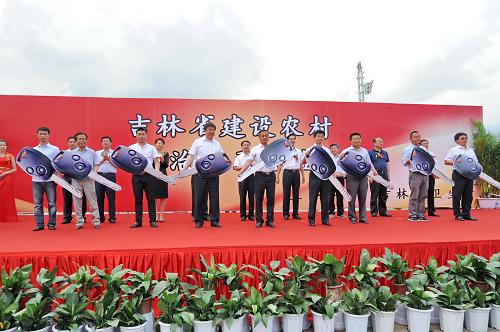 6月18日,鄉(xiāng)鎮(zhèn)衛(wèi)生院代表在發(fā)車儀式上接過急救車“鑰匙”。當(dāng)日,吉林省首批100輛鄉(xiāng)村“120”急救車交付使用。為加快農(nóng)村醫(yī)療急救體系建設(shè),吉林省安排資金1.58億元,為全省790家鄉(xiāng)鎮(zhèn)衛(wèi)生院統(tǒng)一配備急診急救車輛和車載急救設(shè)備,結(jié)束了省內(nèi)大部分鄉(xiāng)鎮(zhèn)衛(wèi)生院無救護(hù)車的歷史。剩余690輛急救車將陸續(xù)到位。新華社記者 張楠 攝
