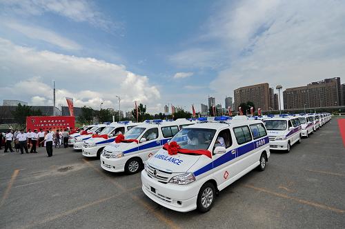 6月18日,急救車在發(fā)車儀式現(xiàn)場整裝待發(fā)。新華社記者 張楠 攝
