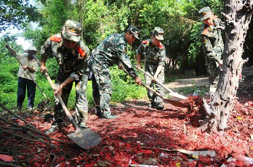 6月18日,欽州市武警戰(zhàn)士下村進戶開展清潔衛(wèi)生活動。新華社記者 張愛林 攝