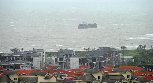 6月22日,一艘船前往??谛赂郾茱L(fēng)錨地避風(fēng)。當(dāng)日,海南省氣象局啟動三級應(yīng)急響應(yīng)防御熱帶風(fēng)暴“貝碧嘉”。瓊州海峽海上風(fēng)力增大至9級,于當(dāng)日7時30分全線停航。今年第5號熱帶風(fēng)暴“貝碧嘉”22日5時中心位于北緯19.7度、東經(jīng)112.6度,中心附近最大風(fēng)力9級,風(fēng)速達到23米每秒,7級大風(fēng)范圍半徑200公里。預(yù)計24小時內(nèi),“貝碧嘉”將以每小時15-20公里的速度向西偏北方向移動,強度維持或略有加強,并將于22日下午在海南萬寧到廣東湛江一帶沿海地區(qū)登陸。新華社記者 趙穎全 攝