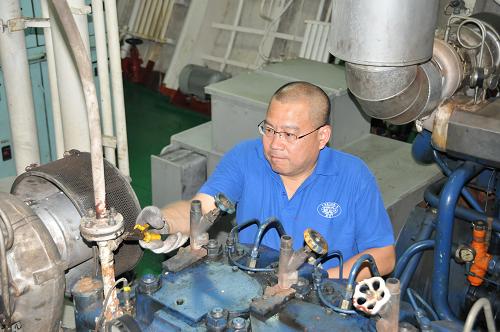 6月22日,“向陽(yáng)紅09”船輪機(jī)長(zhǎng)劉軍在檢修設(shè)備。6月21日起,“蛟龍”號(hào)載人潛水器母船“向陽(yáng)紅09”在廈門(mén)錨地避風(fēng),船上大部分人員都可以進(jìn)行休整,但輪機(jī)部的機(jī)工卻更加忙碌,他們要趁拋錨間隙抓緊對(duì)船舶主機(jī)和輔機(jī)進(jìn)行集中檢修。主機(jī)與輔機(jī)被譽(yù)為船舶“心臟”,因?yàn)樗鼈兪谴皠?dòng)力和電力來(lái)源。新華社記者 張旭東 攝