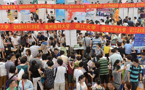 這是6月23日拍攝的高考招生咨詢會(huì)現(xiàn)場(chǎng)。6月23日,浙江省內(nèi)規(guī)模最大的高考招生咨詢會(huì)在位于杭州的浙江工業(yè)大學(xué)朝暉校區(qū)舉行。國內(nèi)近200所高校的招生負(fù)責(zé)人與上萬名考生、家長面對(duì)面,解答招生政策、志愿填報(bào)、專業(yè)選擇等方面的問題。2013年浙江高考分?jǐn)?shù)已于22日晚揭曉。新華社記者 韓傳號(hào) 攝
