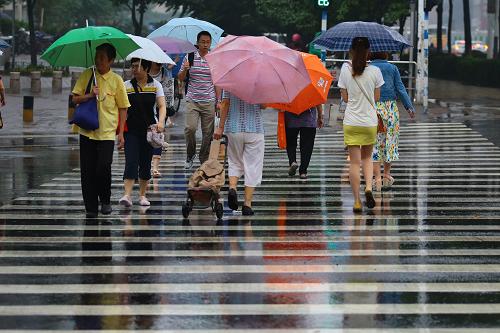 6月23日,行人在南京街頭冒雨出行。據(jù)江蘇省氣象臺消息,6月23日開始,隨著副熱帶高壓逐漸增強(qiáng)西進(jìn),暖濕氣流明顯增強(qiáng),長江中下游地區(qū)進(jìn)入多雨時(shí)段,江蘇省降水將明顯增多增強(qiáng),淮河以南地區(qū)進(jìn)入梅雨期。新華社發(fā)(韓華 攝)