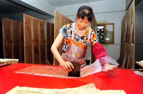 6月23日,四川省鄰水縣檔案館的工作人員在對(duì)國(guó)家重點(diǎn)受損檔案進(jìn)行修裱。2012年9月,針對(duì)館藏國(guó)家重點(diǎn)檔案受損嚴(yán)重的情況,四川省鄰水縣檔案館投入近100萬(wàn)元專(zhuān)項(xiàng)資金,對(duì)國(guó)家重點(diǎn)檔案實(shí)施搶救保護(hù)工程。目前,該館已完成館藏國(guó)家重點(diǎn)檔案修裱搶救1.15萬(wàn)余卷,占館藏總數(shù)的92%,預(yù)計(jì)今年年底完成全部搶救保護(hù)工作。新華社發(fā)(邱海鷹 攝)