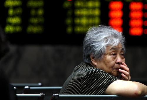 6月24日,一位股民在上海一家證券營業(yè)部內(nèi)關(guān)注股市行情。新華社記者 裴鑫 攝