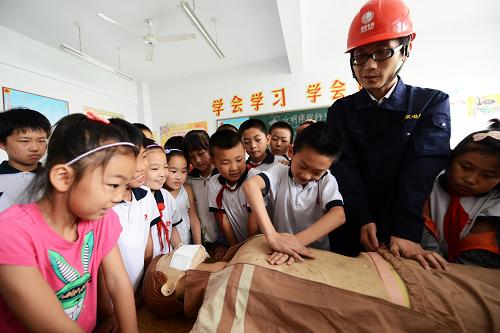 6月24日,國(guó)家電網(wǎng)山東省鄒平縣供電公司的工作人員在鄒平縣范公小學(xué)教授學(xué)生觸電后的自救方法。臨近暑期,國(guó)家電網(wǎng)山東省鄒平縣供電公司組織人員到該縣各小學(xué)進(jìn)行假期安全用電教育,對(duì)小學(xué)生假期在家、在戶外可能會(huì)遇到的不安全用電問(wèn)題進(jìn)行細(xì)致講解,并教授學(xué)生觸電后的各種施救方法,確保小學(xué)生假期安全用電,快樂(lè)過(guò)暑假。新華社發(fā)(董乃德 攝)