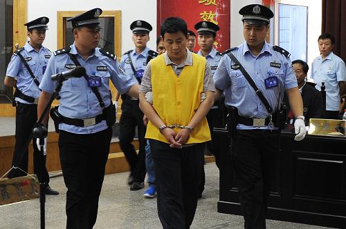 6月24日,被告人李廣生被帶入審判庭。當(dāng)日,陜西省西安市新城區(qū)人民法院對公安部掛牌督辦的全國特大制售“地溝油”系列案被告人李廣生、孫寶成進(jìn)行一審宣判:被告人李廣生犯生產(chǎn)、銷售有毒、有害食品罪被判處有期徒刑十二年,處罰金30萬元;被告人孫寶成犯偽證罪被判處有期徒刑一年零五個月,緩刑兩年。據(jù)法院審理查明,李廣生2011年3月至6月先后5次從濟(jì)南購買餐廚垃圾、廢棄油脂等非食品原料加工而成“地溝油”164.32噸,勾兌后銷往糧油市場。2011年9月1日,孫寶成因給公安機(jī)關(guān)提供虛假收購“地溝油”入庫憑證,試圖掩蓋李廣生罪行,被公安機(jī)關(guān)抓獲。新華社記者 劉瀟 攝