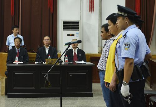 6月24日,被告人李廣生、孫寶成在法庭上。新華社記者 劉瀟 攝