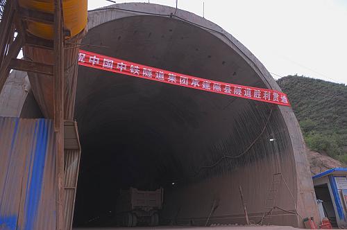 這是中南鐵路隰縣隧道。新華社記者 范敏達(dá) 攝