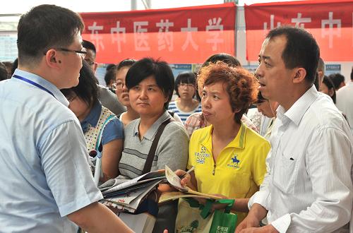 6月25日,在濟(jì)南市舜耕會(huì)展中心舉行的2013年山東高考招生咨詢會(huì)上,幾名考生家長(zhǎng)在山東師范大學(xué)的代表席位前咨詢。當(dāng)日,2013年山東高考招生咨詢會(huì)在濟(jì)南市舜耕會(huì)展中心舉行,有百余家省內(nèi)外高校的招生部門參加了此次大會(huì)。雖然當(dāng)天濟(jì)南市的最高氣溫達(dá)到35攝氏度,但此次高招會(huì)依舊吸引眾多考生和家長(zhǎng)。山東省高考成績(jī)已于24日公布,不少考生和家長(zhǎng)希望通過高招會(huì),得到更全面的高校信息,為報(bào)考志愿做參考。新華社記者 徐速繪 攝