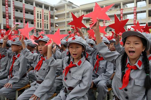 6月25日,承啟紅軍小學(xué)學(xué)生在儀式上揮動紅色的五角星。當(dāng)日,全國紅軍小學(xué)建設(shè)工程理事會在湘南起義策源地湖南省宜章縣舉行“湖南宜章承啟紅軍小學(xué)”授旗授牌儀式,這也是全國第132所紅軍小學(xué)。儀式上,老一輩革命家親屬、紅軍后代和社會各界愛心人士為學(xué)校捐贈了錢款、電腦、電教設(shè)備、圖書、航天模型等。新華社發(fā)(劉長龍攝)