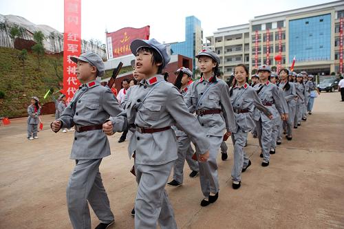 6月25日,身著紅軍校服的承啟紅軍小學(xué)學(xué)生在儀式上列隊(duì)前進(jìn)。新華社發(fā)(劉長龍攝)
