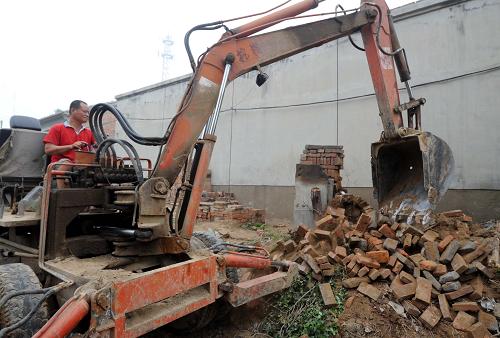 6月25日,河北大城縣樊莊子村村民在拆除違章臨時(shí)建筑。新華社記者 李曉果 攝