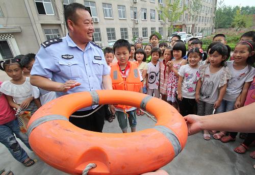 6月26日,山東省臨沂市郯城縣公安局北關(guān)派出所民警在東莊樹華希望小學(xué)為小學(xué)生們講解防溺水知識。暑假來臨前夕,山東省臨沂市郯城縣供電、公安、交警等部門組織工作人員來到郯城縣郯城街道東莊樹華希望小學(xué)為學(xué)生講解安全用電、防溺水以及交通安全等知識,確保孩子們平安度暑假。新華社發(fā)(張春雷 攝)