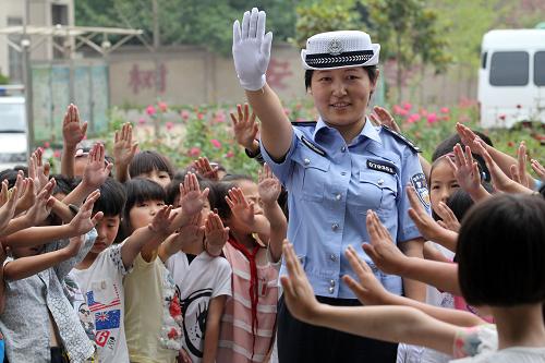 6月26日,山東省臨沂市郯城縣交警大隊民警在東莊樹華希望小學(xué)為小學(xué)生們講解交通安全知識。新華社發(fā)(張春雷 攝)